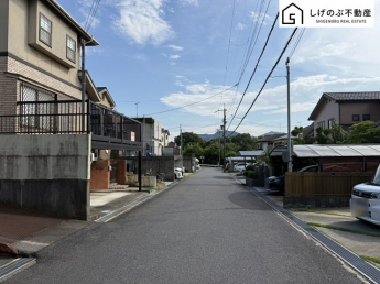 前面道路は約6ｍの広さがございます。車庫入れもスムーズに行えます。
