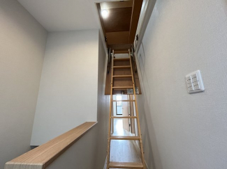 屋根裏収納