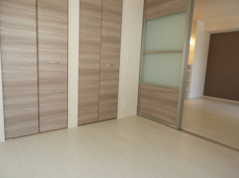 落ち着いた色調の洋室です