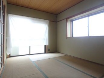 広くて明るい寝室