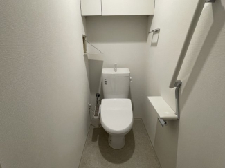 落ち着いた色調のトイレです