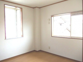 明るい色調の室内です