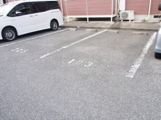 車をお持ちの方に嬉しい駐車場付きの物件です