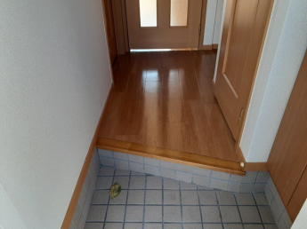 収納もある玄関です
