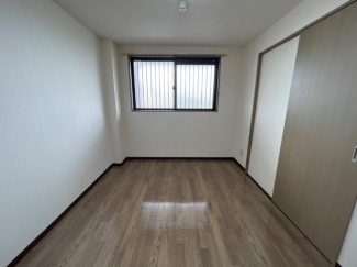 玄関横の６帖洋室