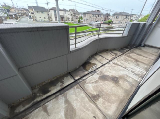 間口も広く洗濯物も干しやすいベランダ