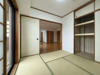 4.5帖の南西和室です。 リビングと隣接しております。