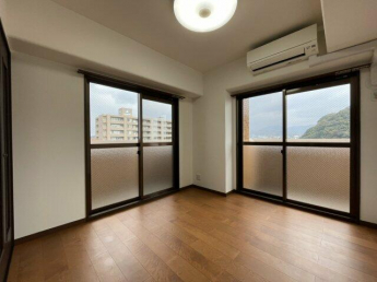 5.7帖の北東洋室です。 二面バルコニーのため採光が良いです