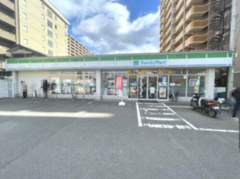 ファミリーマート　本町三丁目店まで80m