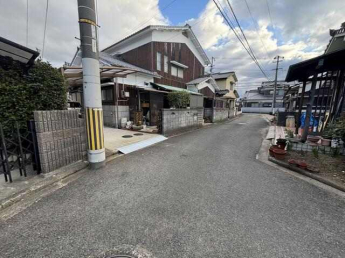西側接道を南向きに撮影