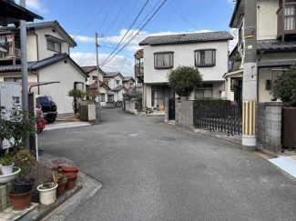 西側接道を北向きに撮影