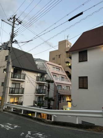 バルコニーに看板を上げていただけます。（月額2200円）道路からの視認性もございます。