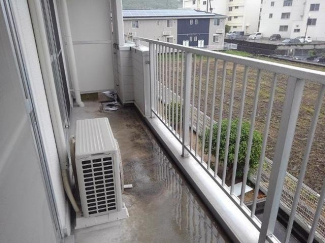 暖かな日差しのふりそそぐバルコニー