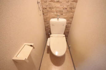 落ち着いた色調のトイレです