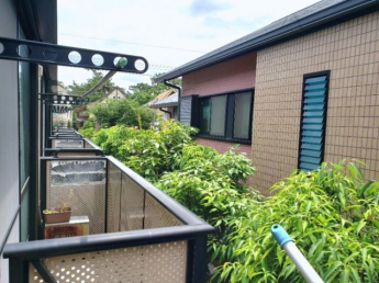 暖かな日差しのふりそそぐバルコニー