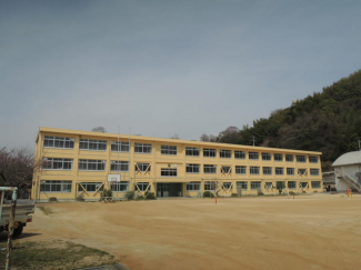 八幡浜市立愛宕中学校まで1355m
