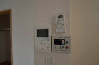 モニター付きインターフォン、給湯機パネル、エアコンのリモコン