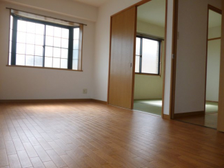 たっぷりの陽光に包まれる明るい住まい