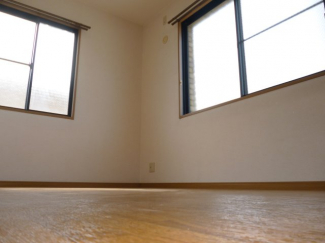 たっぷりの陽射しが射し込むお部屋です