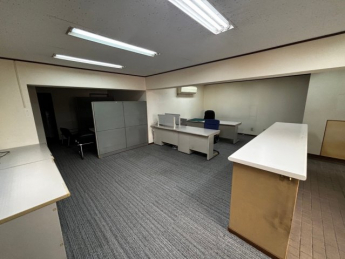 室内か開放的な造りになっておりデスクなども置きやすい事務所利用しやすい空間です。