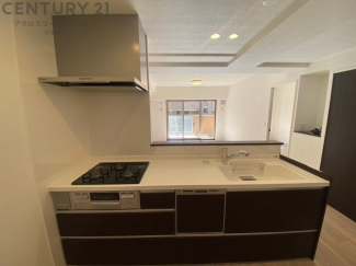 上層階１１階部分南西向きバルコニー付き♪近隣マンションが多く建ち並ぶ閑静な住宅街です。