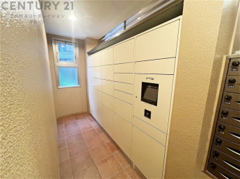 宅配ボックスは荷物の受け取りや配達が便利で安全です。不在時でも荷物が確保され、盗難や損傷のリスクが減少。受け取り時間の柔軟性が向上。外出先からでも荷物の受け取りや預けが可能となります。
