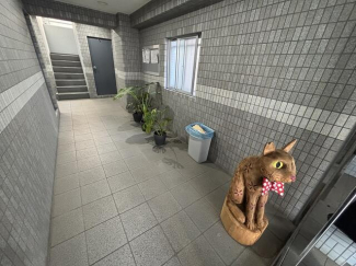 木彫りの猫ちゃんがお出迎えしてくれます！
