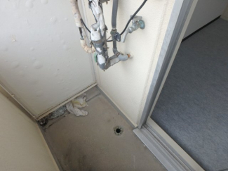 バルコニーに洗濯機置場あります
