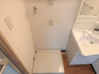 室内に洗濯置きがございます