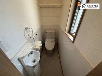 窓付きのトイレスペース。採光もあり明るく、快適空間となっております。毎日使う場所だからこその配慮です。