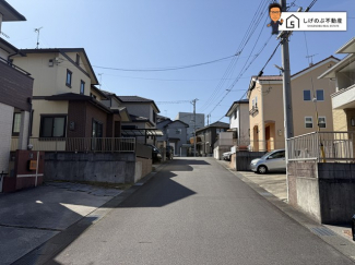 前面道路は約6ｍの広さがございます。車庫入れもスムーズに行えます。