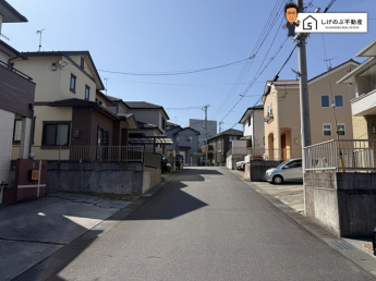 前面道路は約6ｍの広さがございます。車庫入れもスムーズに行えます。