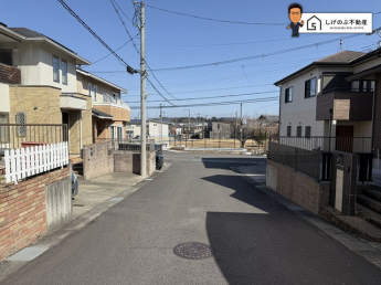 前面道路は約6ｍの広さがございます。車庫入れもスムーズに行えます。