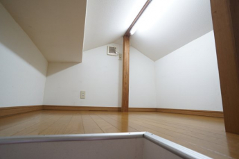 屋根裏収納