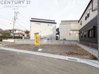 閑静な住宅地に立地しております。駐車スペースは並列2台駐車可能（1台小型車）、敷地面積も約32坪と広々とゆとりのある新築戸建です。