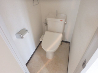 落ち着いた色調のトイレです