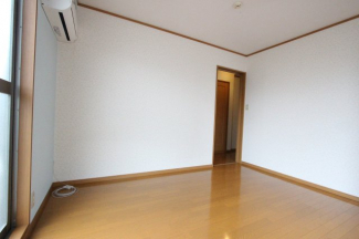 ゆったり過ごせる居間です