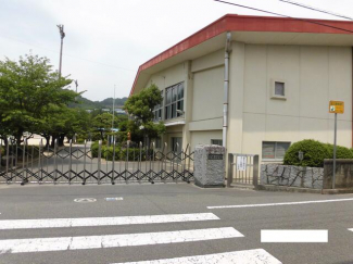 砥部町立宮内小学校まで336m