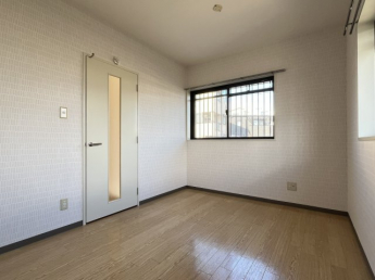 落ち着いた色調の洋室です
