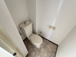 落ち着いた色調のトイレです