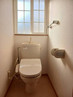 落ち着いた色調のトイレです