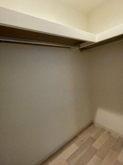 ウォークインクローゼットがあり収納も便利です