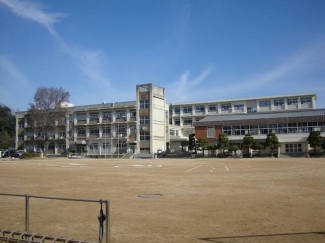 手柄小学校まで1600m