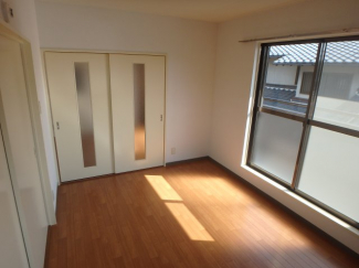 落ち着いた色調の寝室です