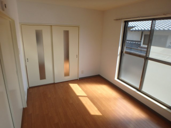 落ち着いた色調の寝室です