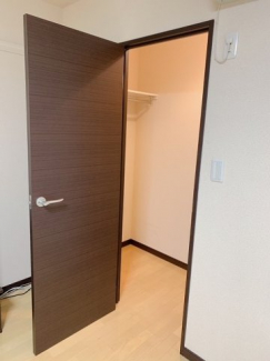 明るい色調の室内です