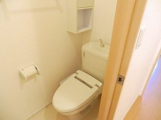 落ち着いた色調のトイレです