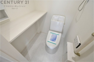 温水洗浄便座付トイレは温水洗浄機能により、暖かい水でおしりを洗浄することができ、冷たい水を使う従来の便座に比べ、温水洗浄機能で暖かいトイレを提供し、快適な使用を可能にします。