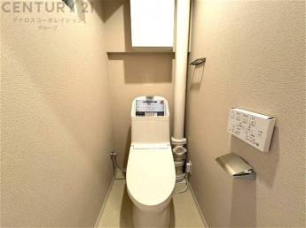 温水洗浄便座付トイレは温水洗浄機能により、暖かい水でおしりを洗浄することができ、冷たい水を使う従来の便座に比べ、温水洗浄機能で暖かいトイレを提供し、快適な使用を可能にします。