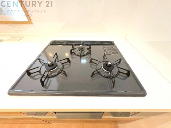 多数の調理器具を同時に使用でき、料理の効率化が可能。省エネで節約になり、様々な料理スタイルに適応できます。また、火力調整が独立しており、手入れや掃除もしやすく、今よりもっとお料理が楽しくなるかも。